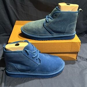 UGG- Neumel II, DVE, 5 kids QS, left shoe is faded